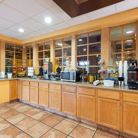 Ramada By Wyndham Louisville North Eksteriør billede