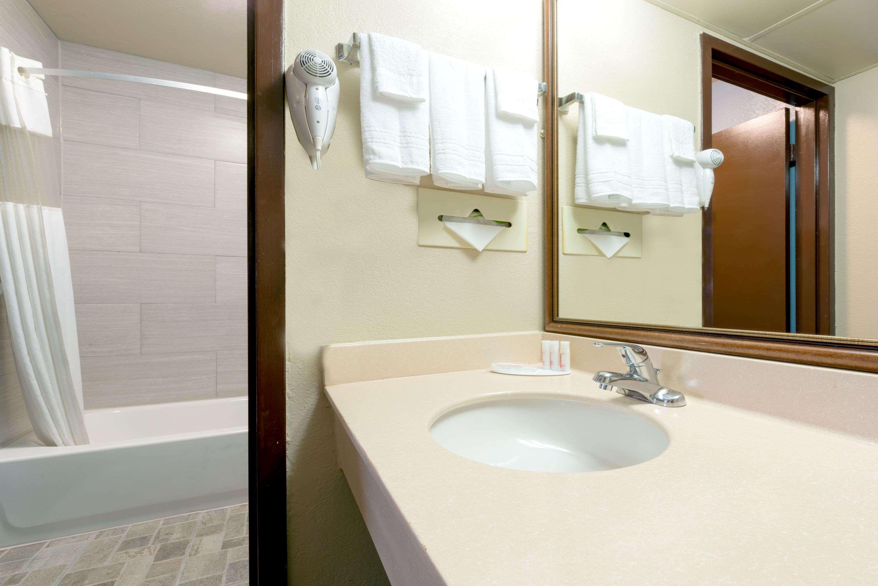 Ramada By Wyndham Louisville North Eksteriør billede