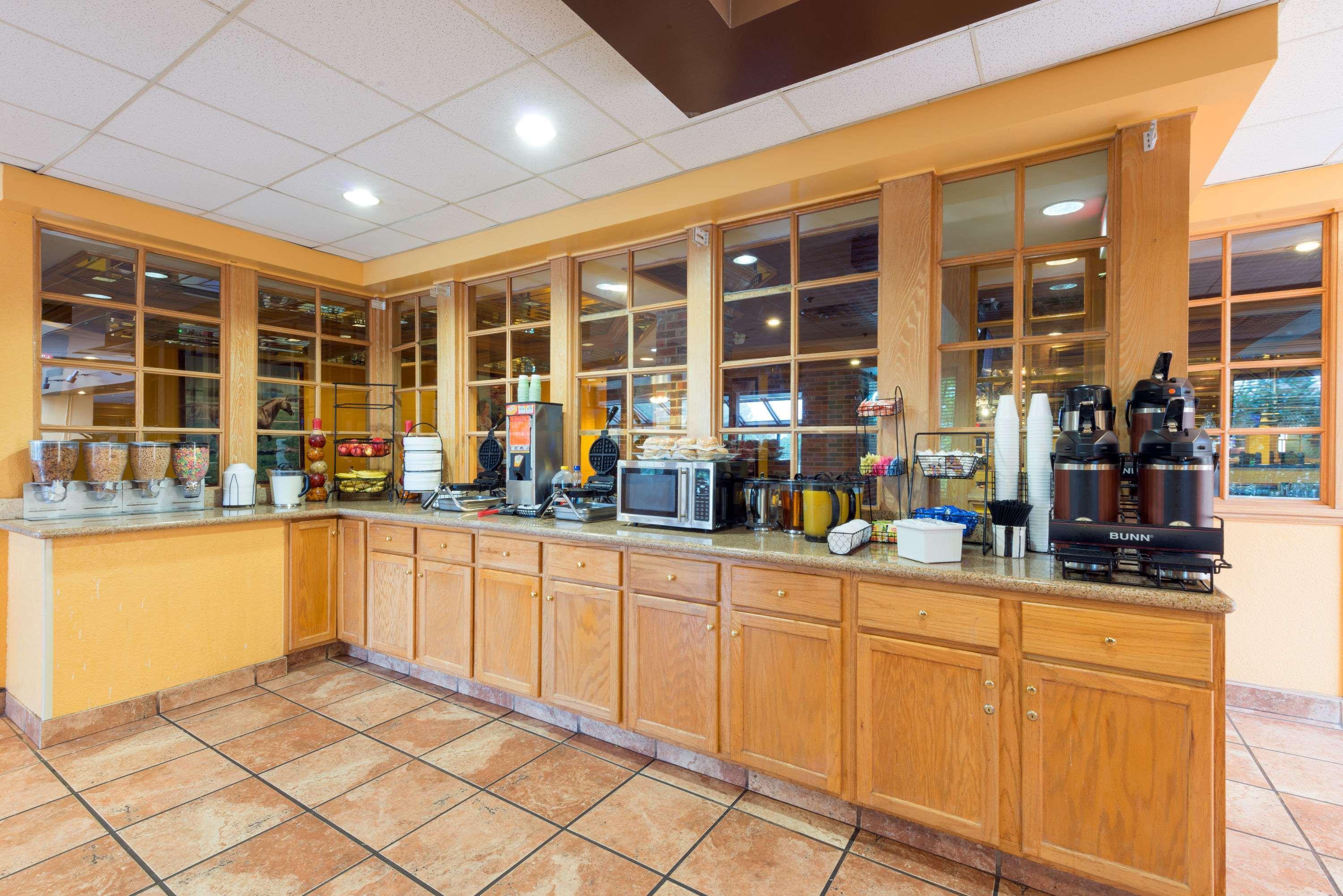 Ramada By Wyndham Louisville North Eksteriør billede