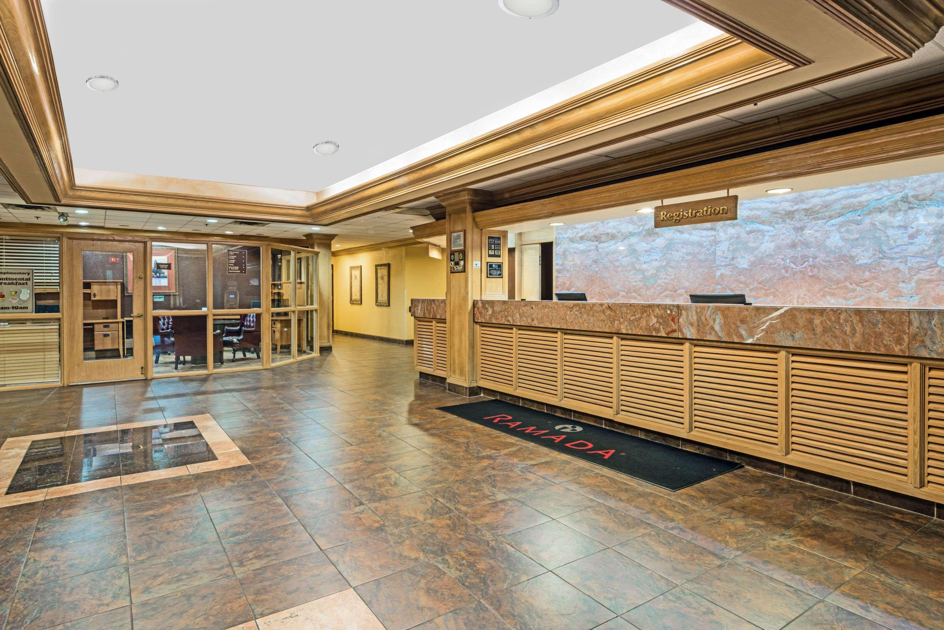 Ramada By Wyndham Louisville North Eksteriør billede