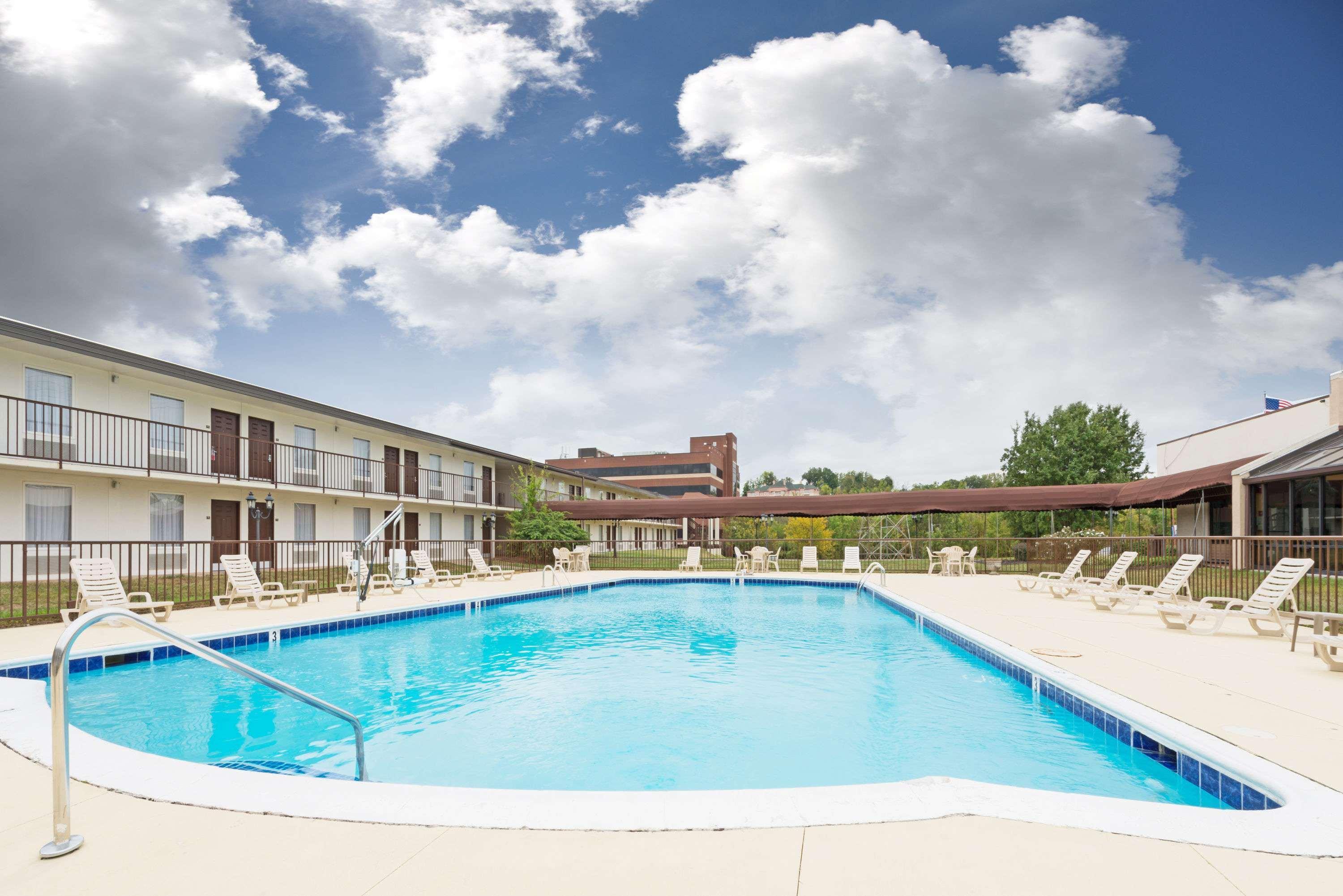 Ramada By Wyndham Louisville North Eksteriør billede