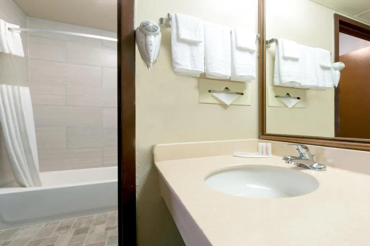 Ramada By Wyndham Louisville North Eksteriør billede