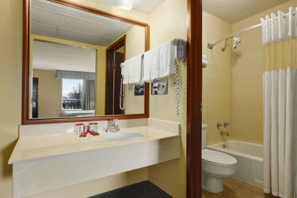 Ramada By Wyndham Louisville North Værelse billede