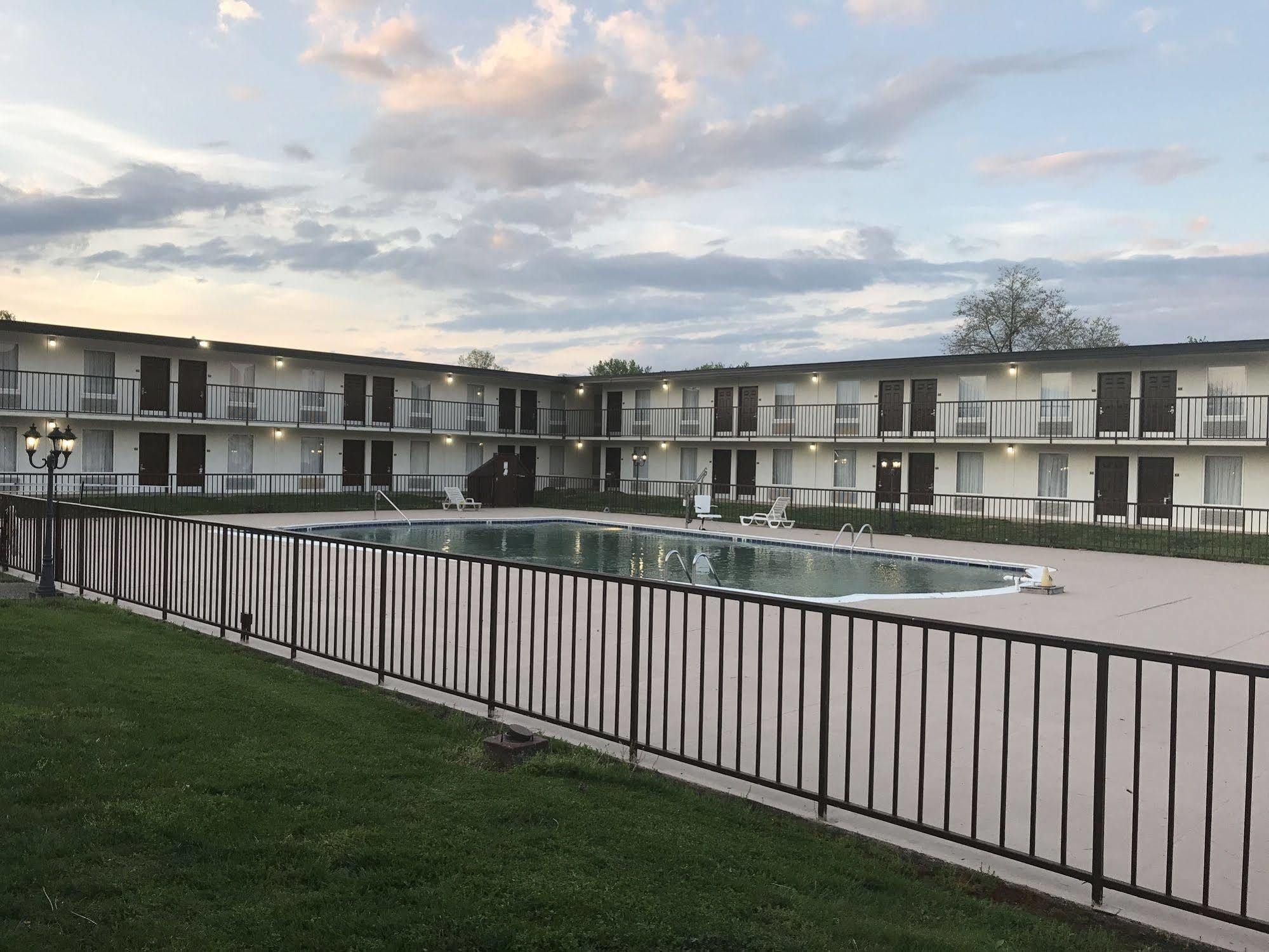 Ramada By Wyndham Louisville North Eksteriør billede